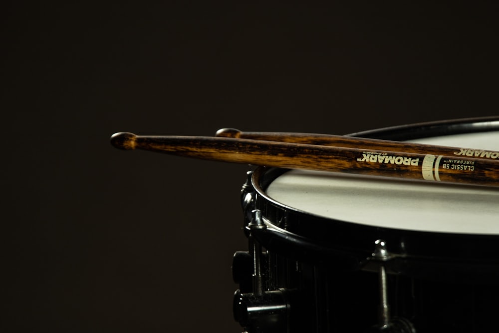 Nahaufnahme von Drumsticks auf dem Fell einer Snare Drum